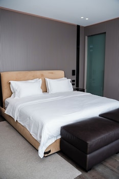 Demi Hotel