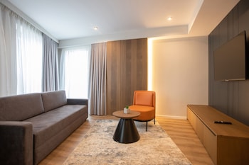 Elisa Tirana, Affiliated By Meliá