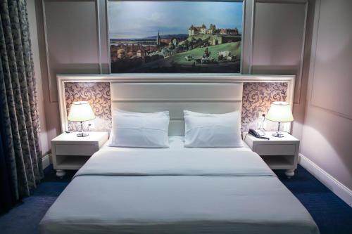 Monarch Hotel
